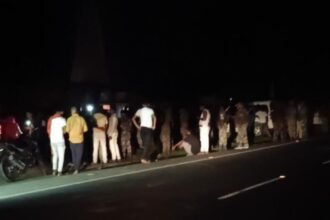 Police intervention during violent clash over disputed land in Giridih, resulting in one death.