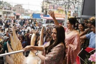 Hema Malini and Esha Deol waving to fans during the showroom inauguration in Ranchi.