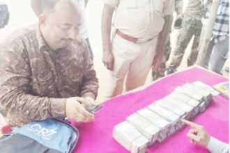 Police at Jawahar Valley Check Post in Koderma seizing ₹25 lakhs in cash during election security checks.