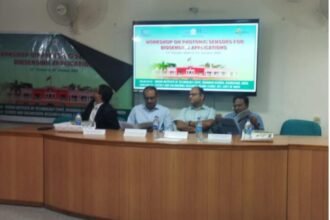 Experts attending the Photonics Biosensing Applications workshop at IIT ISM Dhanbad, discussing innovations in healthcare and environmental sensors.