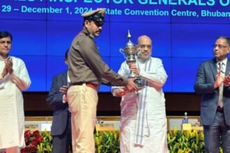 Union Home Minister Amit Shah presenting the Best Police Station Award to Nimiyaghat Station In-charge Rana Jung Bahadur in Bhubaneswar, 2024.