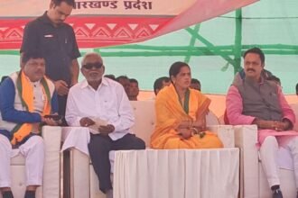 Champai Soren addressing a large crowd at the rally, discussing tribal women’s safety and questioning Chief Minister Hemant Soren’s silence.