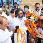 Jharkhand Chief Minister Hemant Soren addressing a rally in Garhwa, accusing BJP of blocking PMAY funds for tribal housing.