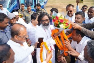Jharkhand Chief Minister Hemant Soren addressing a rally in Garhwa, accusing BJP of blocking PMAY funds for tribal housing.