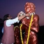 CM Hemant Soren paying tribute to Birsa Munda and Sido-Kanhu after taking oath, accompanied by MLA Kalpana Soren.
