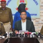 Jamshedpur police arrest Bunti Guha for extortion activities on behalf of Sonu Singh, recovering weapons and mobile phone.