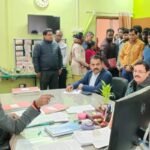 Deputy Commissioner Manjunath Bhajantri conducts a surprise inspection at Namkum Block Office to enforce biometric attendance and review welfare schemes.