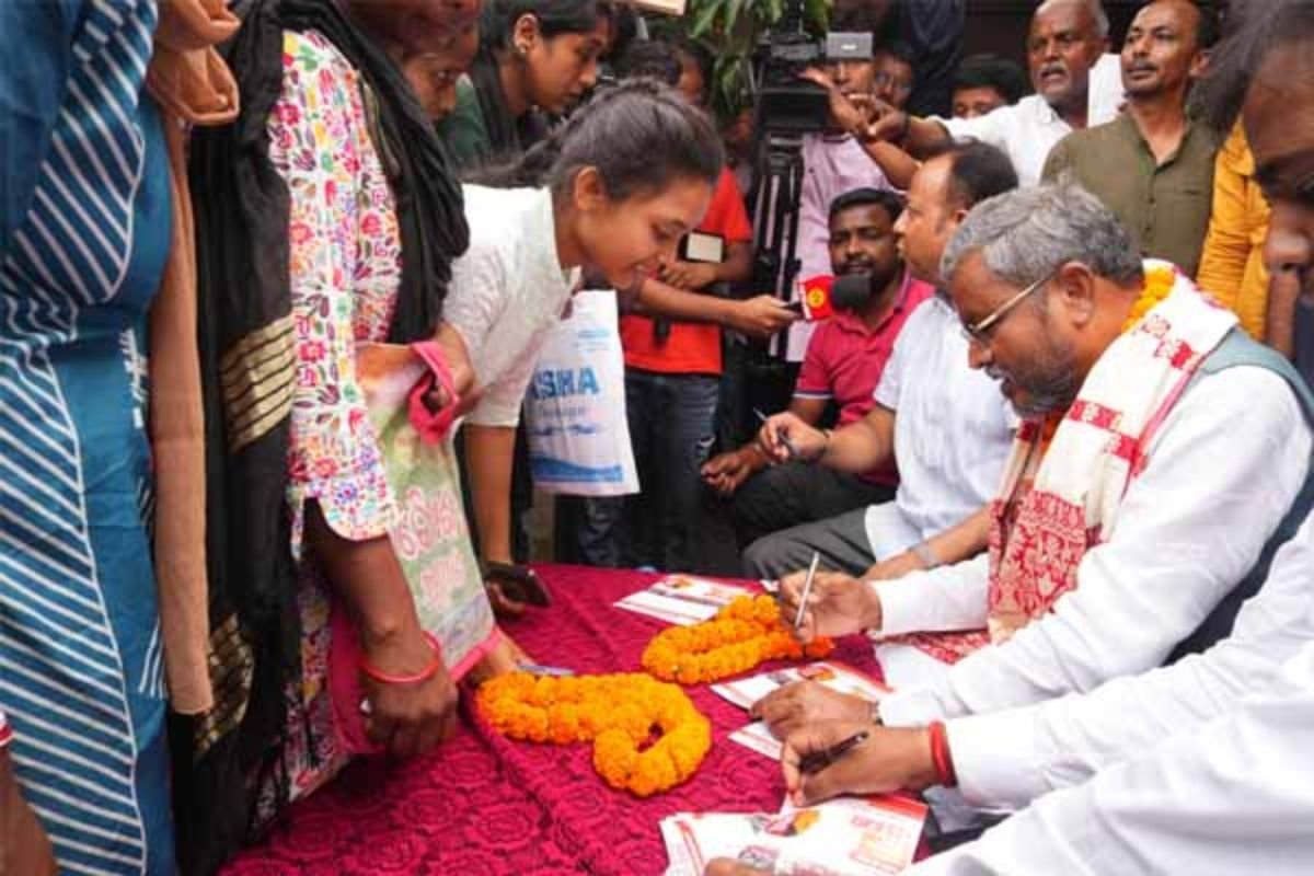 Jharkhand News: Babulal Marandi Fills ‘Gogo Didi’ Form, Demands FIR Against Hemant Soren for Election Promise Breach