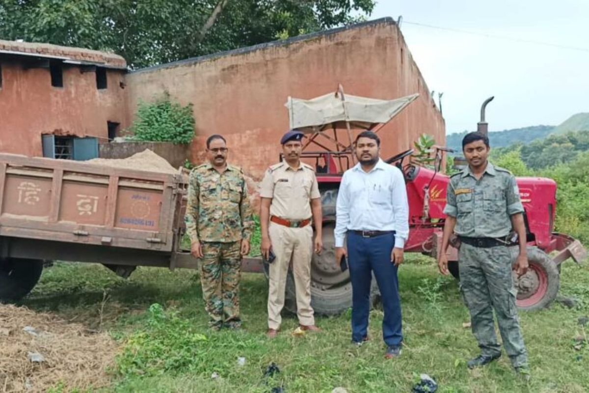 Bokaro News: Raids Conducted in Bermo on DC Vijaya Jadhav’s Orders, Two Sand-Laden Tractors Seized