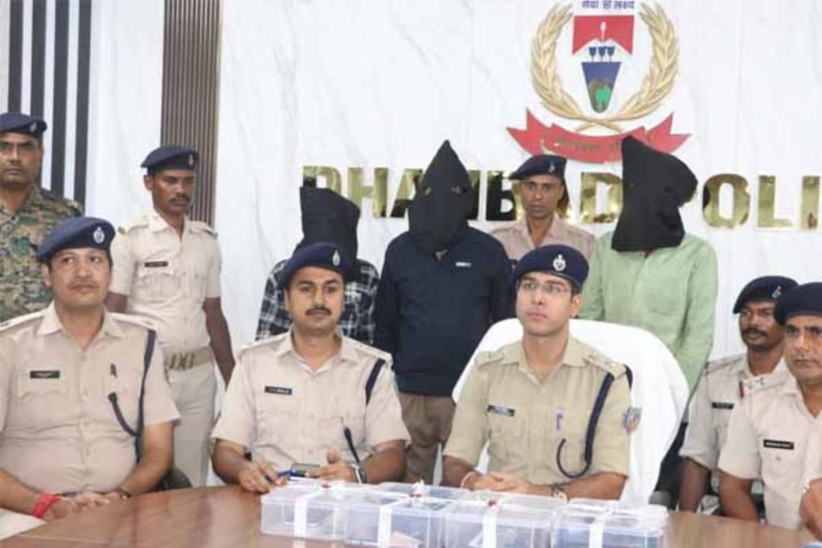 Dhanbad News: Dhanbad Police Arrests Three Robbers, Seizes Illegal Weapons and Stolen Goods