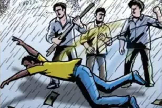 Locals apprehend a thief attempting to steal an e-rickshaw in Dhanbad, Jharkhand