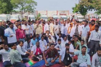 108 Ambulance Union workers protesting in Giridih over unpaid wages and job security issues.