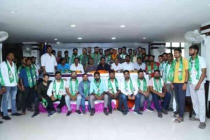 Giridih ceremony where BJP workers join JMM, featuring local leaders welcoming new members.