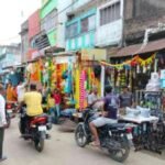 Crowds shopping in Giridih markets for Dhanteras, with high demand for gold, silver and festive decorations.