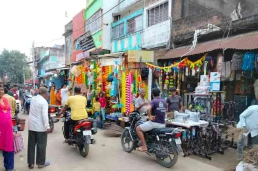 Crowds shopping in Giridih markets for Dhanteras, with high demand for gold, silver and festive decorations.