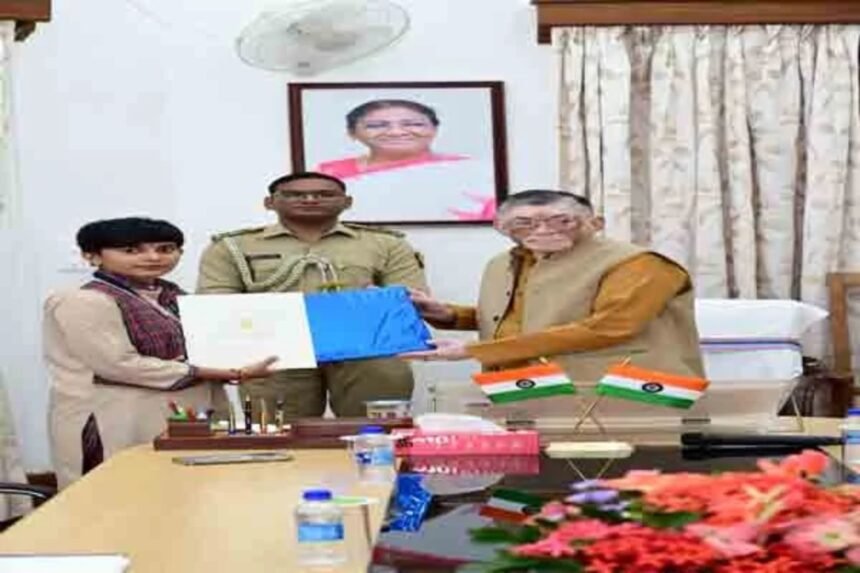 Governor Santosh Kumar Gangwar presenting certificates to DAV Gumla students during the award ceremony.