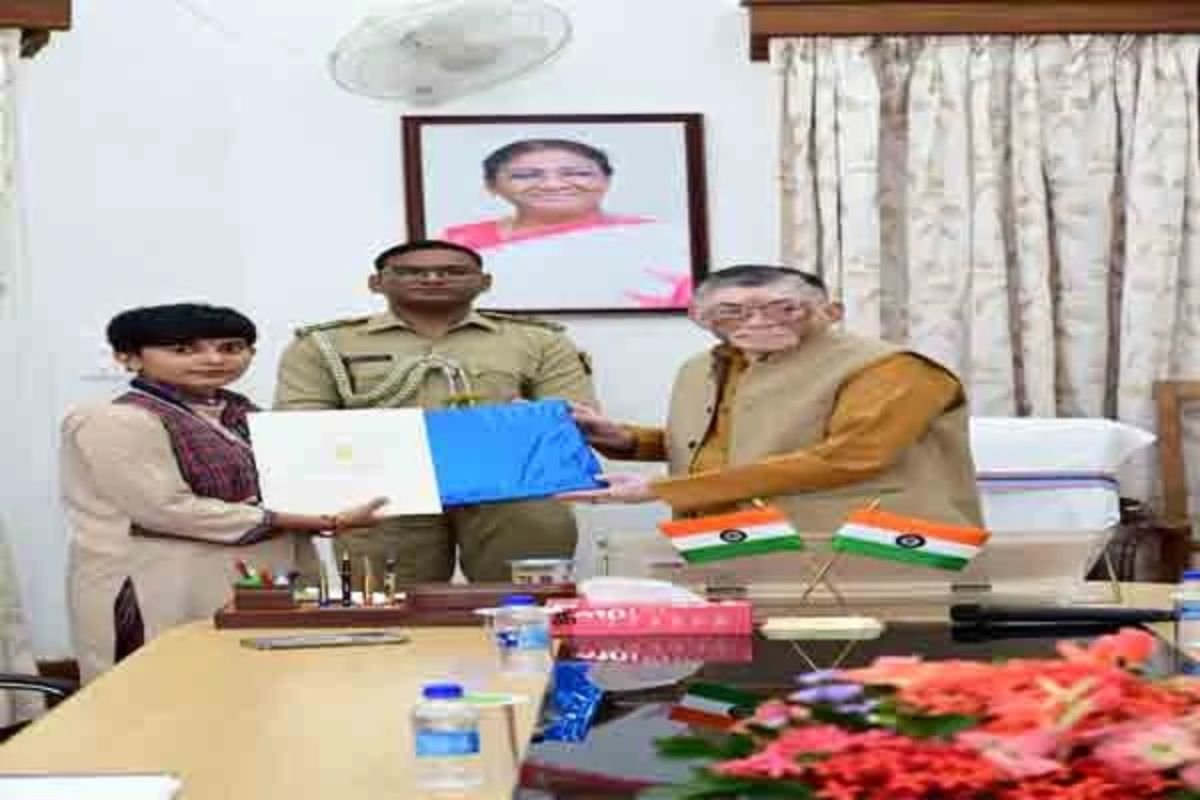 Gumla News: Governor Santosh Kumar Gangwar Honors DAV Gumla Students for Outstanding Creativity