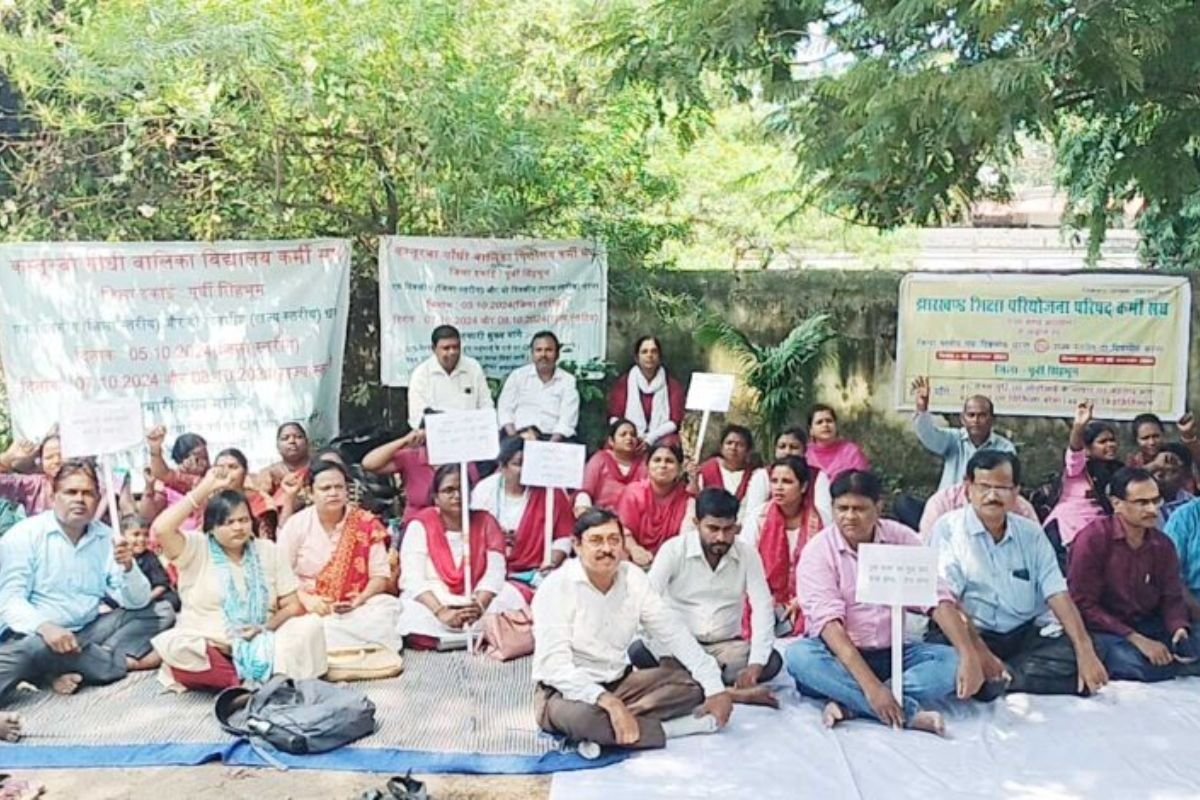 Jharkhand News: Jharkhand Education Project Council Union Protests in Front of District Education Project Office