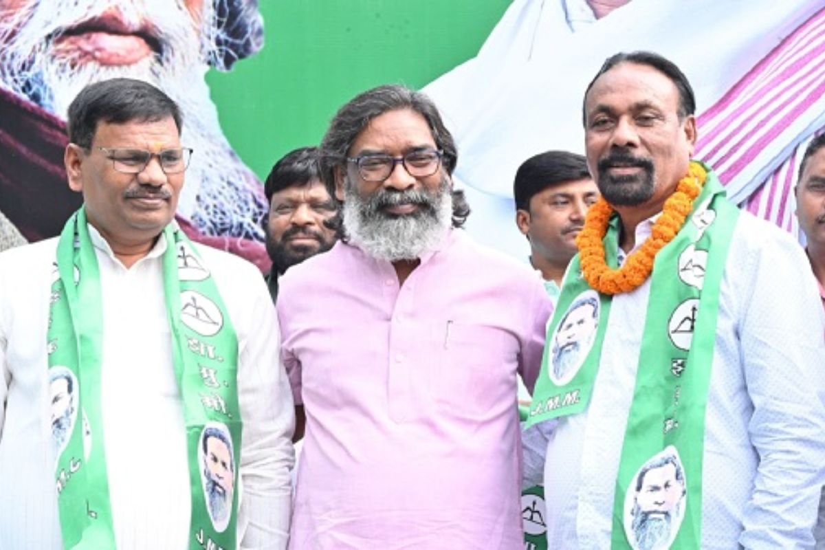 Jharkhand News: Kedar Hazra and Umakant Rajak Join Jharkhand Mukti Morcha Ahead of Jharkhand Assembly Election