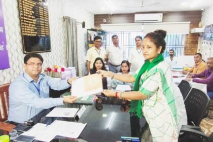 Kalpana Soren filing her nomination papers for the Jharkhand elections from Gandey constituency.