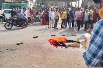 Scene of truck accident in Palamu where a laborer was killed, sparking local protests over road safety.