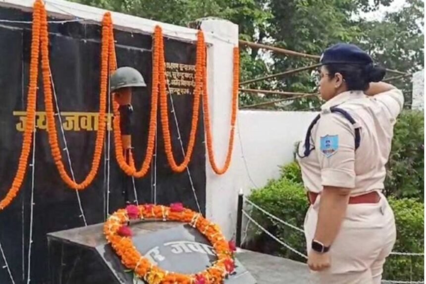 SP Rishma Rameshan paying tribute at the Martyrs' Memorial in Palamu during Police Remembrance Day ceremony