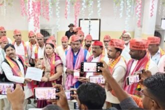 Raghupal Singh, the Samajwadi Party candidate for Manika assembly elections, addressing supporters.