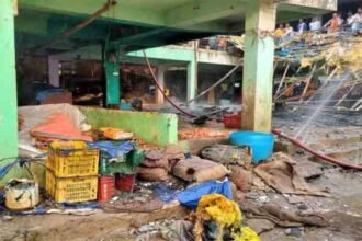 Fire at Khadgarha Vegetable Market in Ranchi, vendors and locals reacting to the blaze