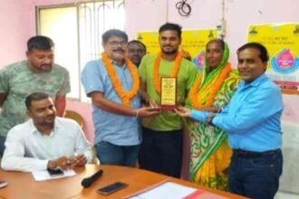 Sarkanda Durga Puja Committee members celebrating their First Prize award from the Godda Municipal Council.