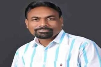 Umakant Rajak resigns from AJSU, a significant moment in Jharkhand politics.