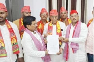 Umashankar Akela speaking at a press conference after joining the Samajwadi Party