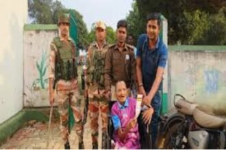 106-year-old Chinta Devi casting her vote at booth 351 in Gandey Assembly Constituency during Jharkhand elections.