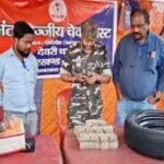 Police seize 25 lakh cash hidden in car’s stepney at Bihar-Jharkhand border checkpoint.