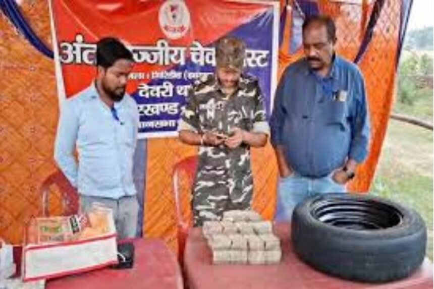 Police seize 25 lakh cash hidden in car’s stepney at Bihar-Jharkhand border checkpoint.