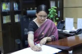 Chief Secretary Alka Tiwari during her inaugural meeting at Jharkhand Secretariat, emphasizing development goals.