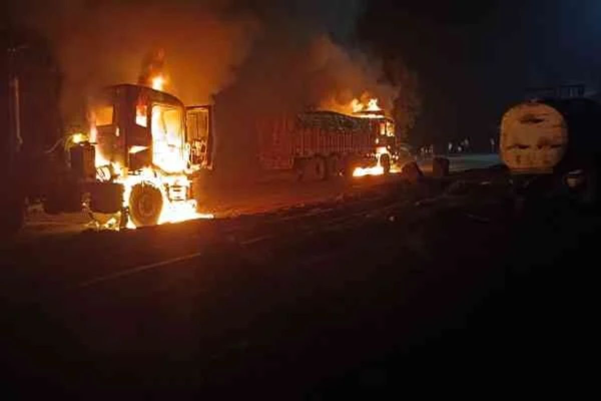 Latehar News: JJMP Extremists Set Fire to Coal-Laden Vehicles Near Latehar’s Magadh Colliery