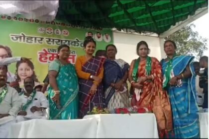 Kalpana Soren speaking at Jharkhand rally supporting JMM candidate Ganesh Mahali, addressing Hemant Soren’s detention and protection of Jharkhand resources