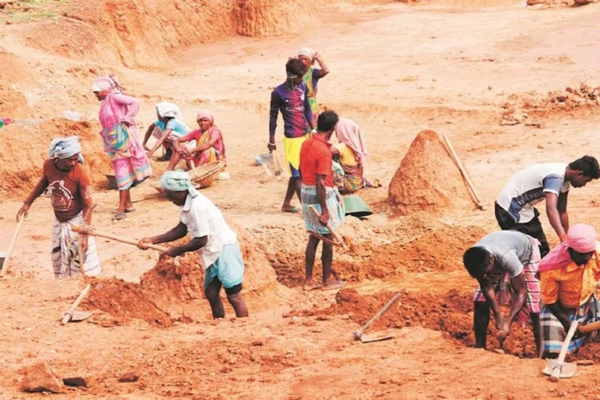 Jharkhand News: Lack of Action on JCB Machinery in MGNREGA Breaches Department Orders