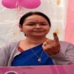 Alka Tiwari casting her vote in Jharkhand Assembly Elections at Booth 373, Dhurwa.