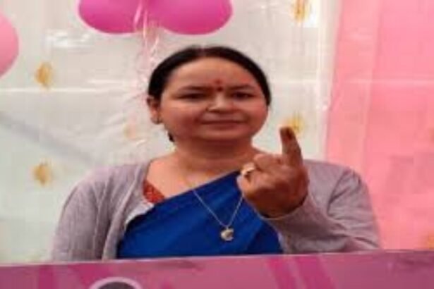 Alka Tiwari casting her vote in Jharkhand Assembly Elections at Booth 373, Dhurwa.