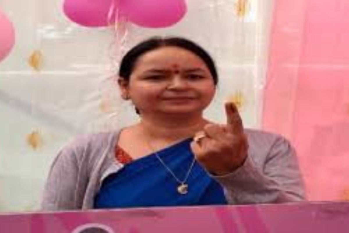 Jharkhand News: Jharkhand Chief Secretary Alka Tiwari Casts Her Vote in Final Phase of Jharkhand Assembly Elections