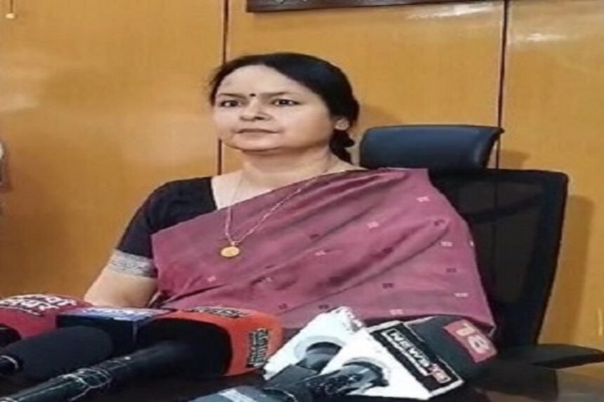 Chief Secretary Alka Tiwari during a meeting with the Jharkhand Secretariat Service Union representatives in Ranchi.