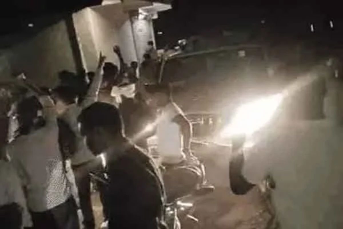 Giridih News: Tension Erupts After Banned Meat Found in House, Mob Vandalizes Property