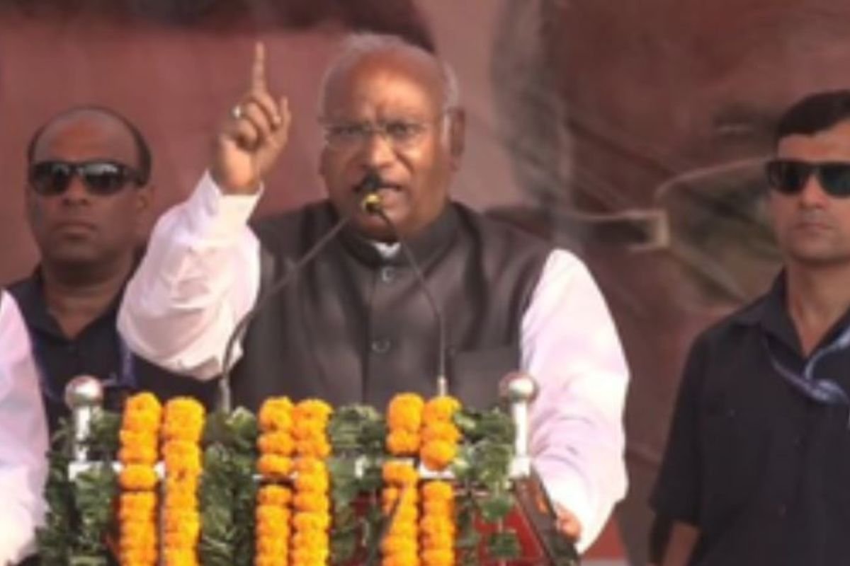 Jharkhand Politics: Congress President Mallikarjun Kharge Accuses BJP of Attempting to Loot Jharkhand’s Water, Forests and Land