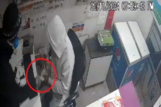 CCTV footage of three armed robbers looting ₹80,000 from a CSC in Palamu, Jharkhand.