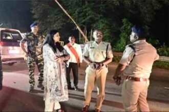 Dhanbad DC Madhavi Mishra and SSP Hardeep P. Janardhan inspecting Maithan Interstate Checkpost for election security at Jharkhand-Bengal border.