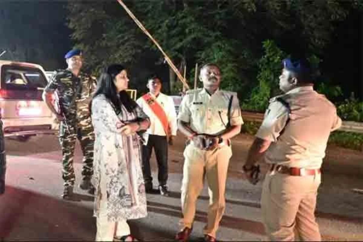 Dhanbad News: Dhanbad DC and SSP Inspect Jharkhand-Bengal Border Checkpost Ahead of Jharkhand Assembly Elections 2024