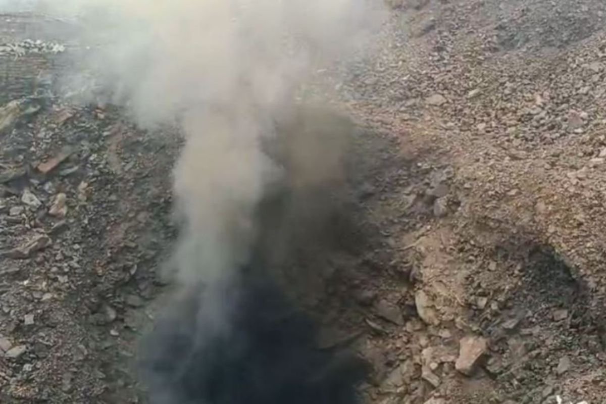 Dhanbad News: Dhanbad Residents Flee as Underground Gas Leak Sparks Flames and Toxic Smoke