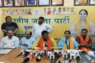 BJP MP Dhullu Mahto speaking at a press conference in Nirsa Bazar, promoting BJP’s development agenda for Jharkhand