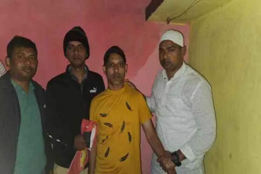 Disguised DSP Prakash Soy arrests an arms dealer during an undercover sting operation in Ranchi.